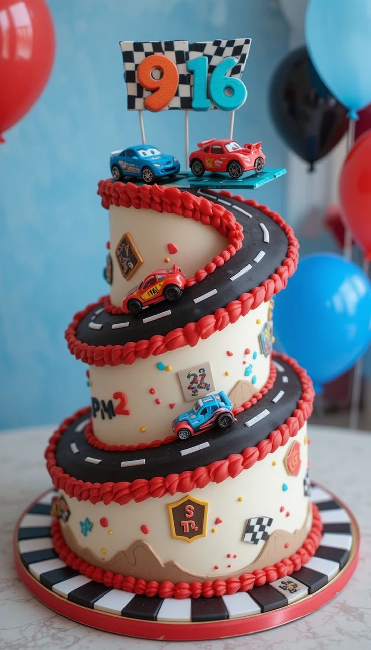 Gâteau trois étages en spirale formant un circuit de course avec voitures