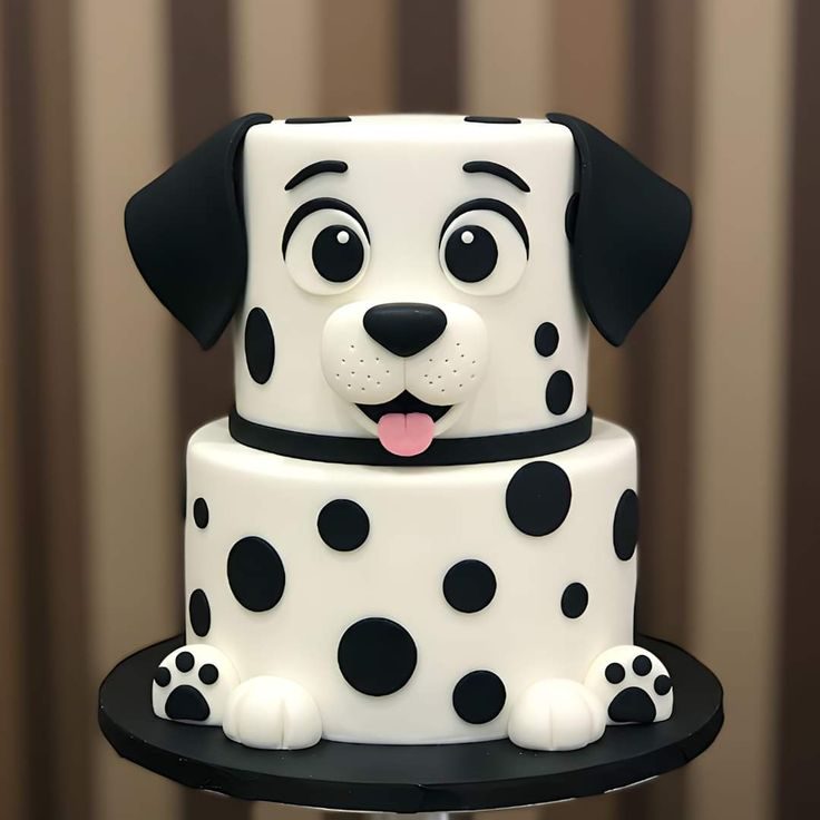 Gâteau deux étages en forme de chiot dalmatien