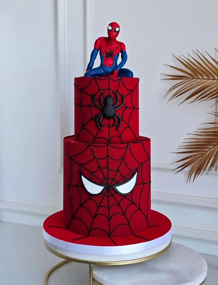 Gâteau deux étages Spider-Man, toile d’araignée et figurine modelée