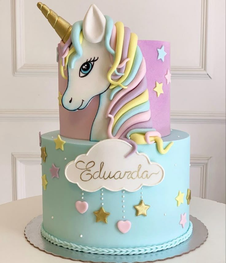 Gâteau licorne deux étages, crinière pastel et nuage personnalisé